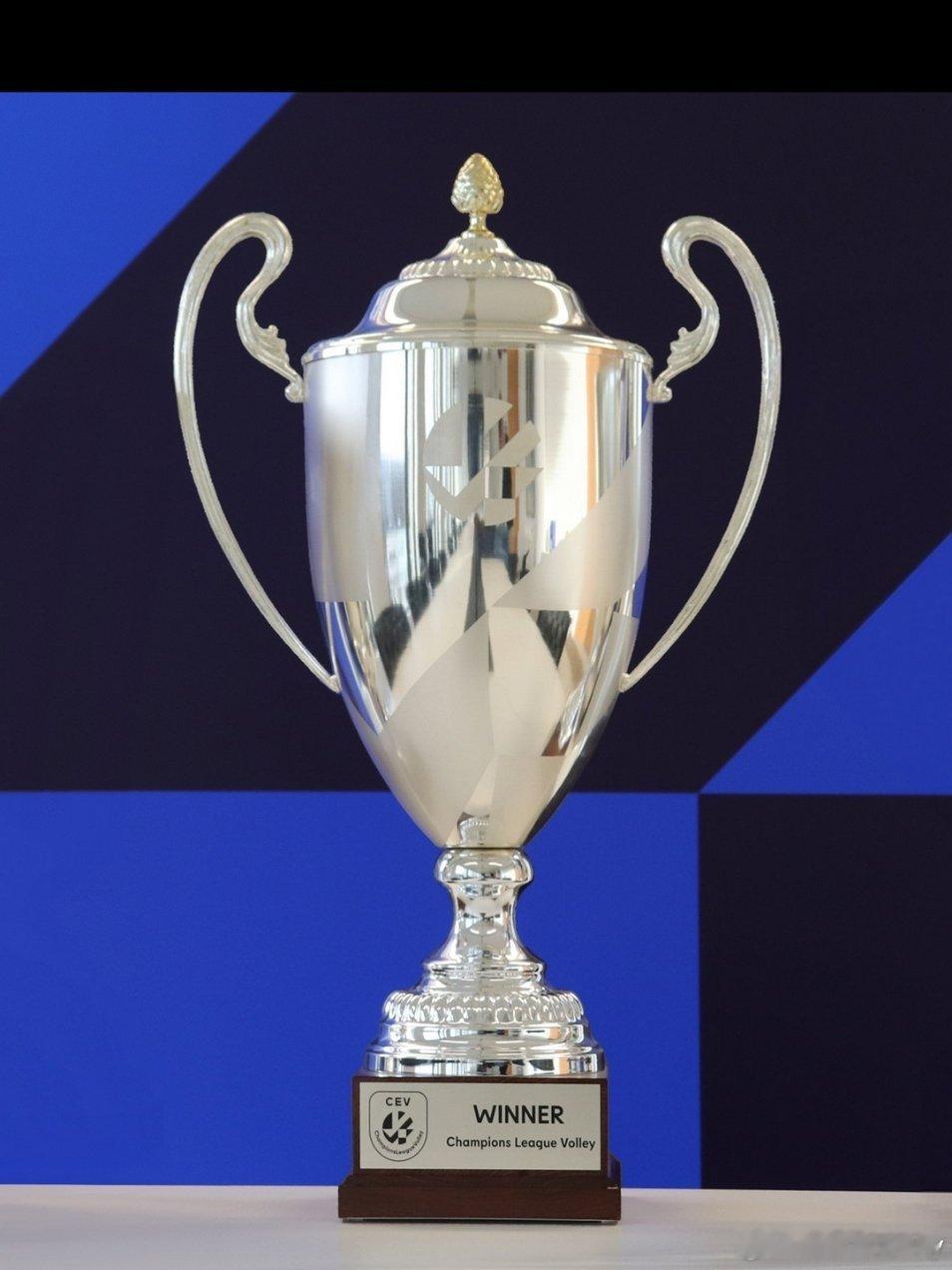 【历届女排欧冠MVP得主】2001🇭🇷耶利奇2002🇫🇷拉瓦20