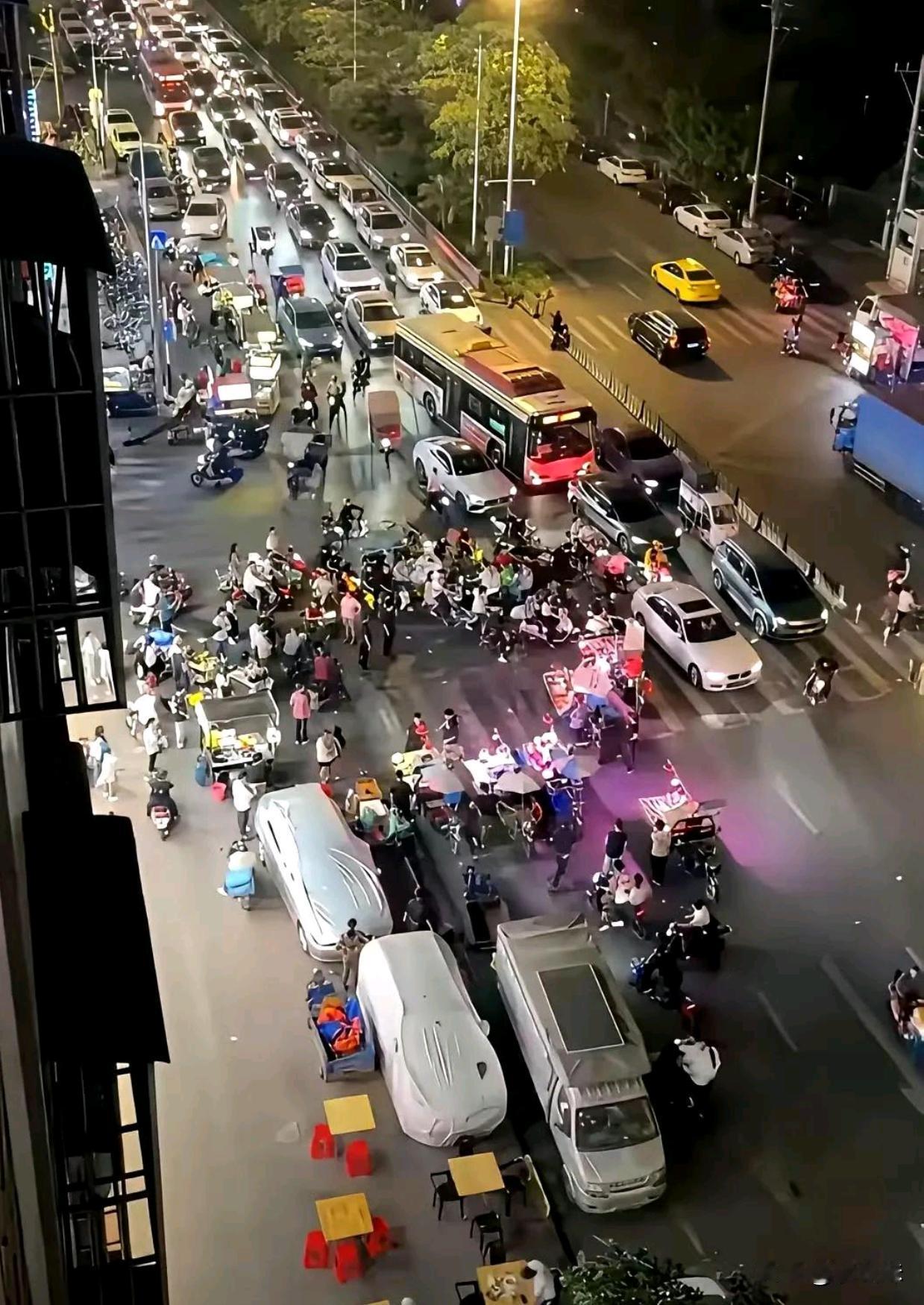 这下终于知道堵车的原因了吧