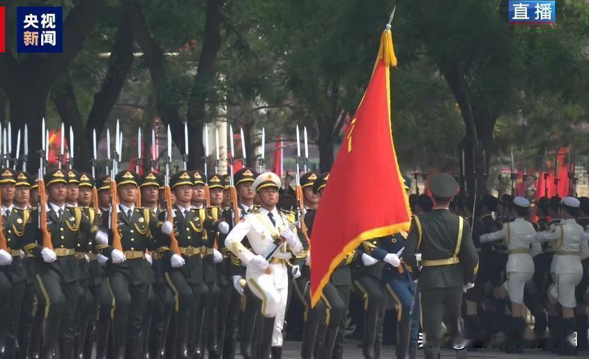 他惊叹，这是全世界独一无二的最棒仪仗队，也只有14亿中国人能成就这支仪仗队。他