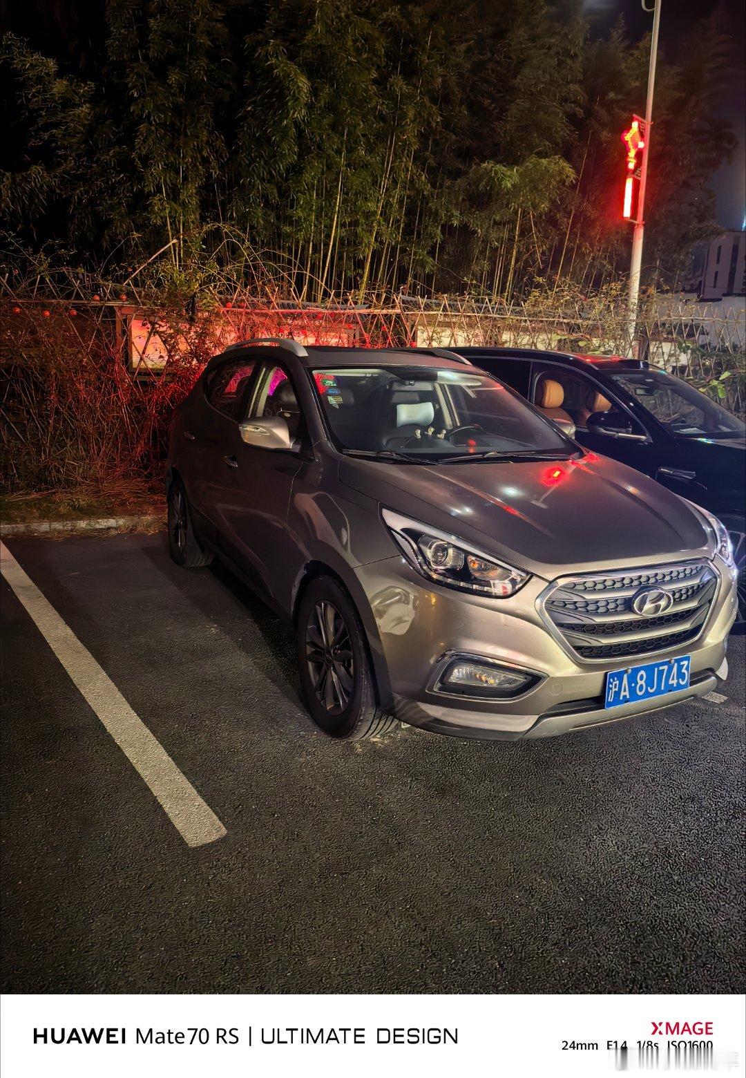 见过素质低的没见过素质这么低的不光占了充电车位，还把车停的歪七八扭的，导致我