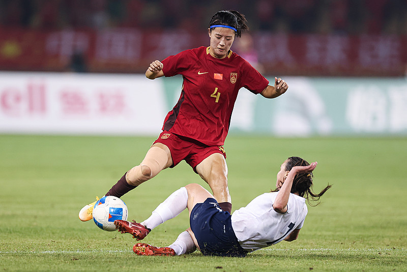 凋零的玫瑰很少完整的看一场女足比赛，中国女足在铜牌争夺战中，输给了韩国队。全场比赛，失误不断，盯人不