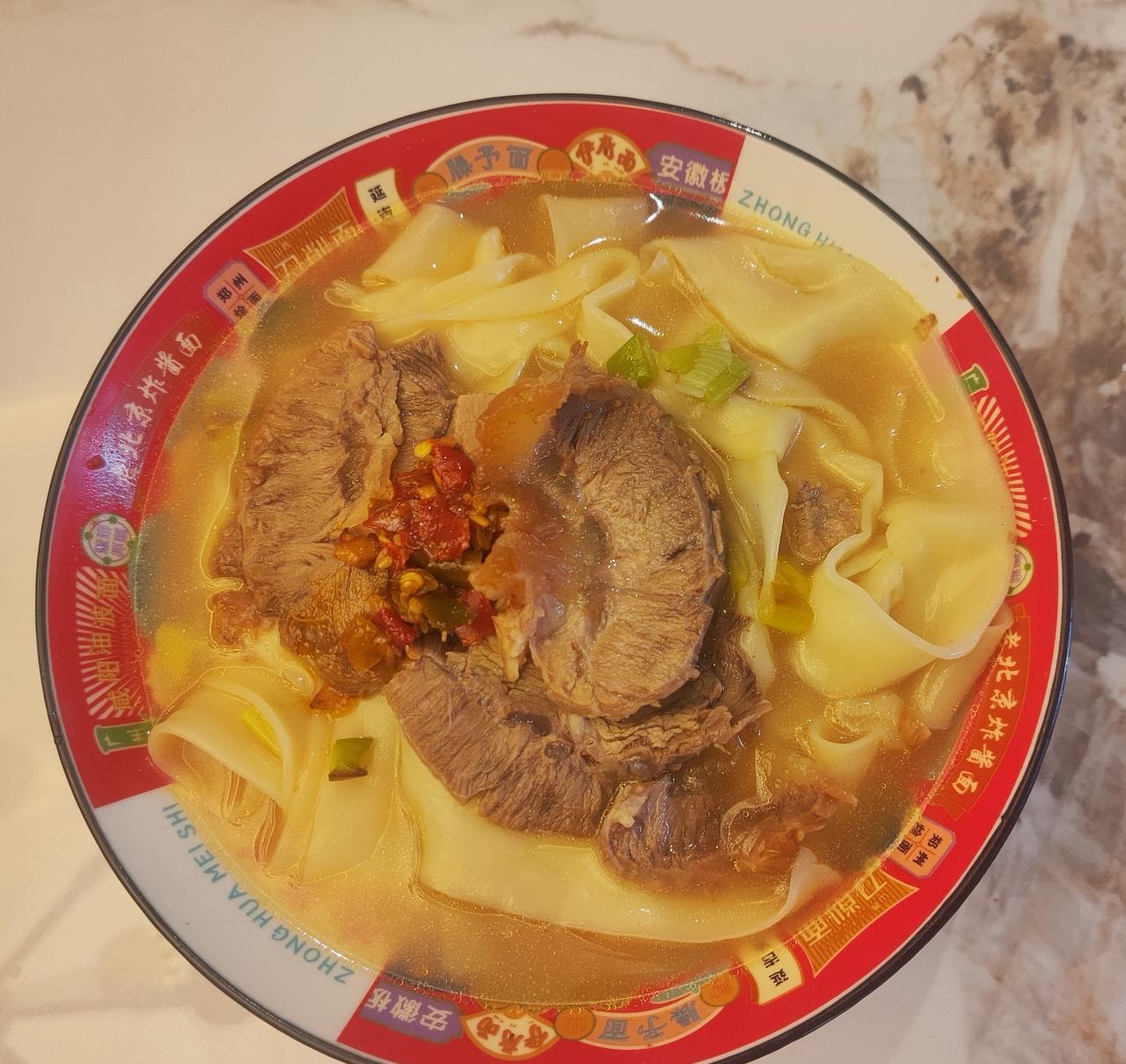 宽的，细的，手擀的，刀削的加上牛肉呀，丸子呀，热气腾腾飘起来的香味儿，简直不要