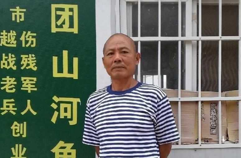 2007年湖北武穴，一名参加过对越自卫反击战的退伍老兵，替战友办低保被骂“不要脸