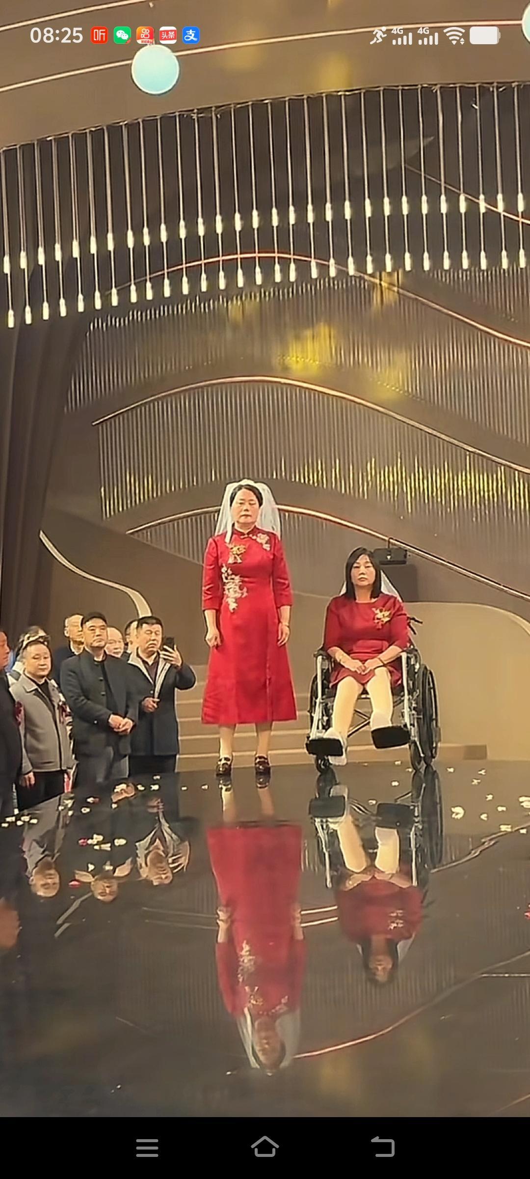 抑郁症真的很严重吧？解清帅婚宴现场，母亲坐在轮椅上。有人说，抑郁症严重时会致使肢