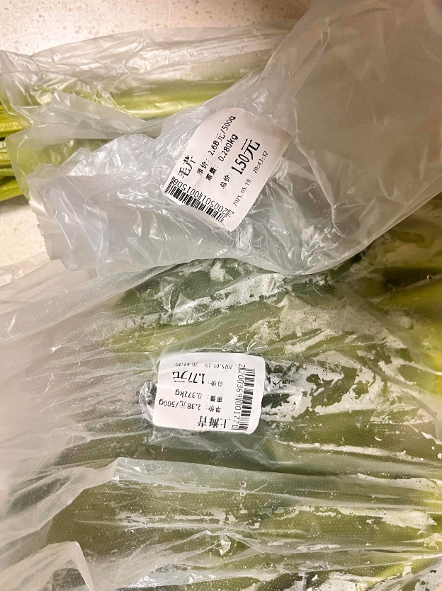 今天和楼下邻居聊天，我才知道什么是节约！普通人这样才能存钱。同样的一家三口，他