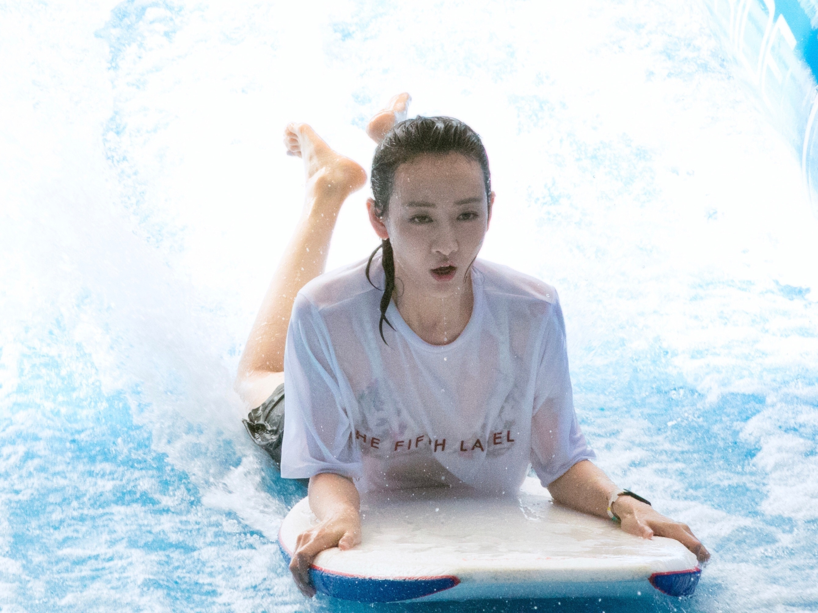 王鸥去父留子王鸥湿身冲浪🏄​​​
