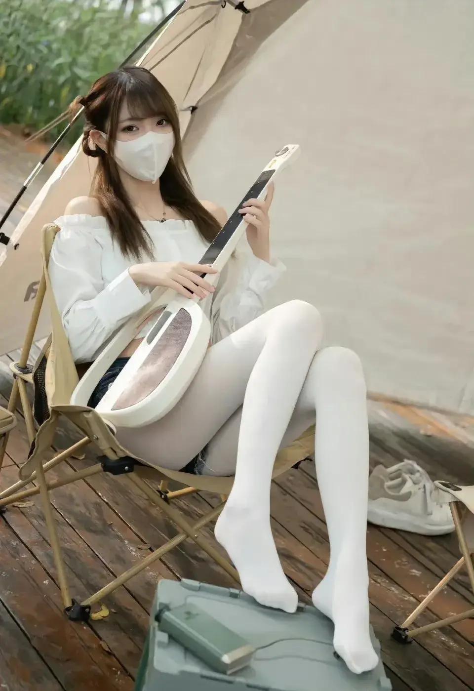 露营少女弹奏尤克里里，享受宁静时光🎸🌳