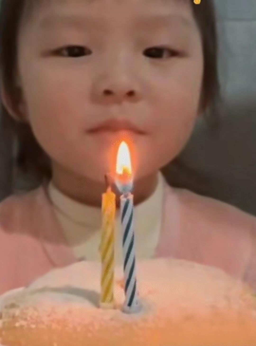 这个小女孩火上新华社啦！事情是这样的，小女孩在过生日时许了一个小小的愿望：我