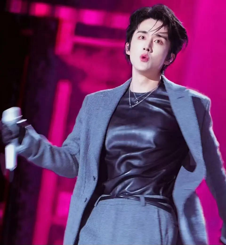 张新成这是穿了肌肉衣，还是垫了臀垫？！看到大为震惊，如果没穿肌肉衣，这比例也