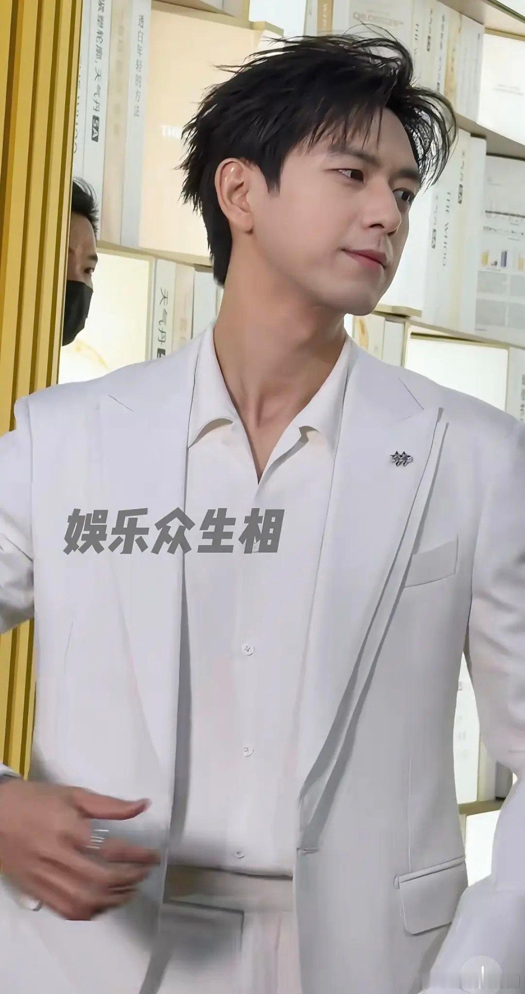 李现这个状态进组《雾里青》可以啵网友辣评，花期已过，pass