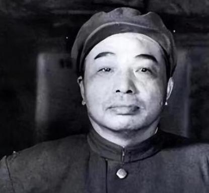 1942年，王满新突然饮弹自尽，彭老总闻讯后痛心疾首，拍着桌子吼道：“这小子替我