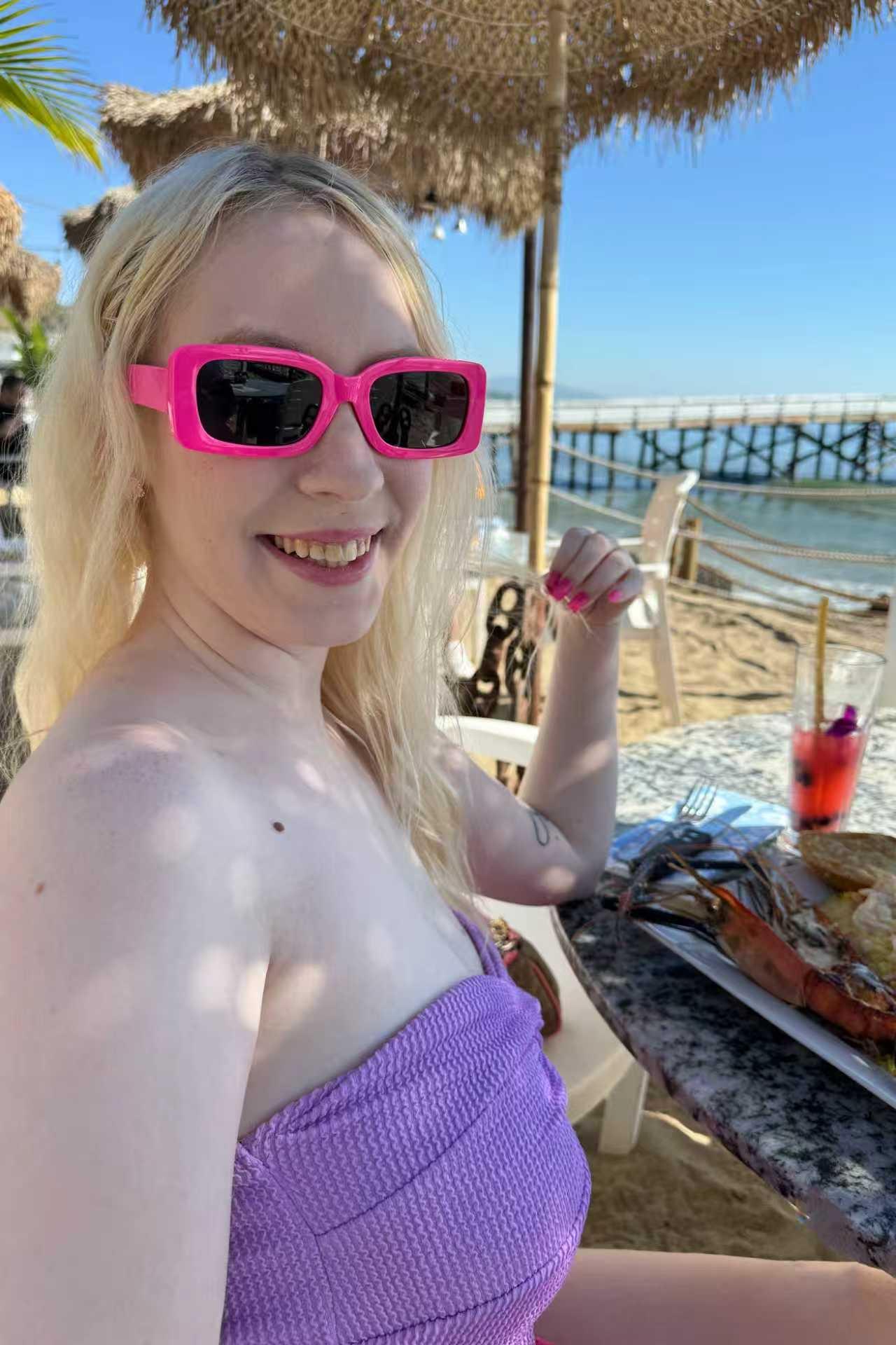 分享一张你最近随拍的照片异国风情，美女与海——沙滩随拍，每一帧都是度假感。
