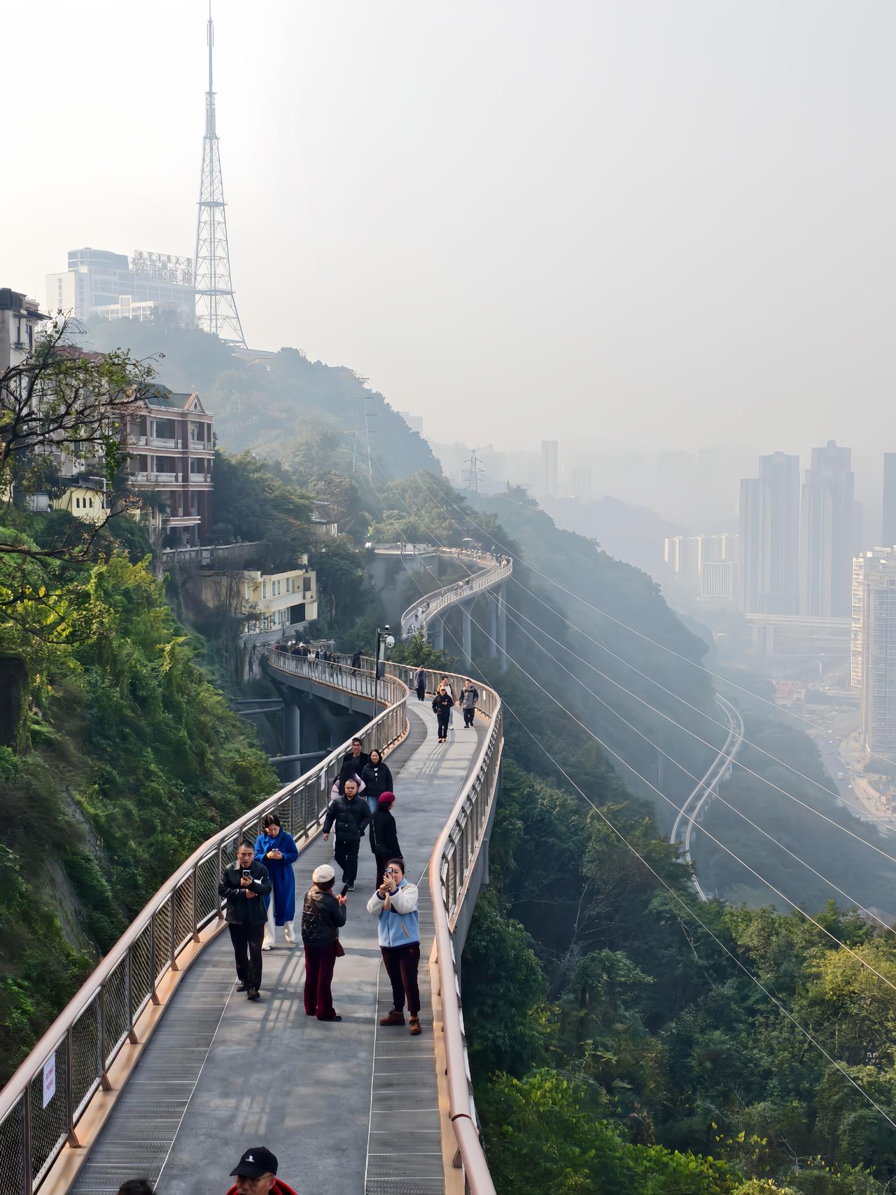 重庆最近又火了！这次出圈的不是洪崖洞、解放碑，而是渝中区鹅岭栈道，日均上万游客打
