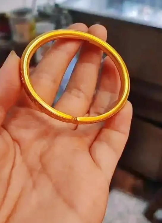 婆婆拿了我结婚时娘家陪嫁的金手镯，偷偷卖掉换了钱，出去旅游风光，还买了保健品吃。