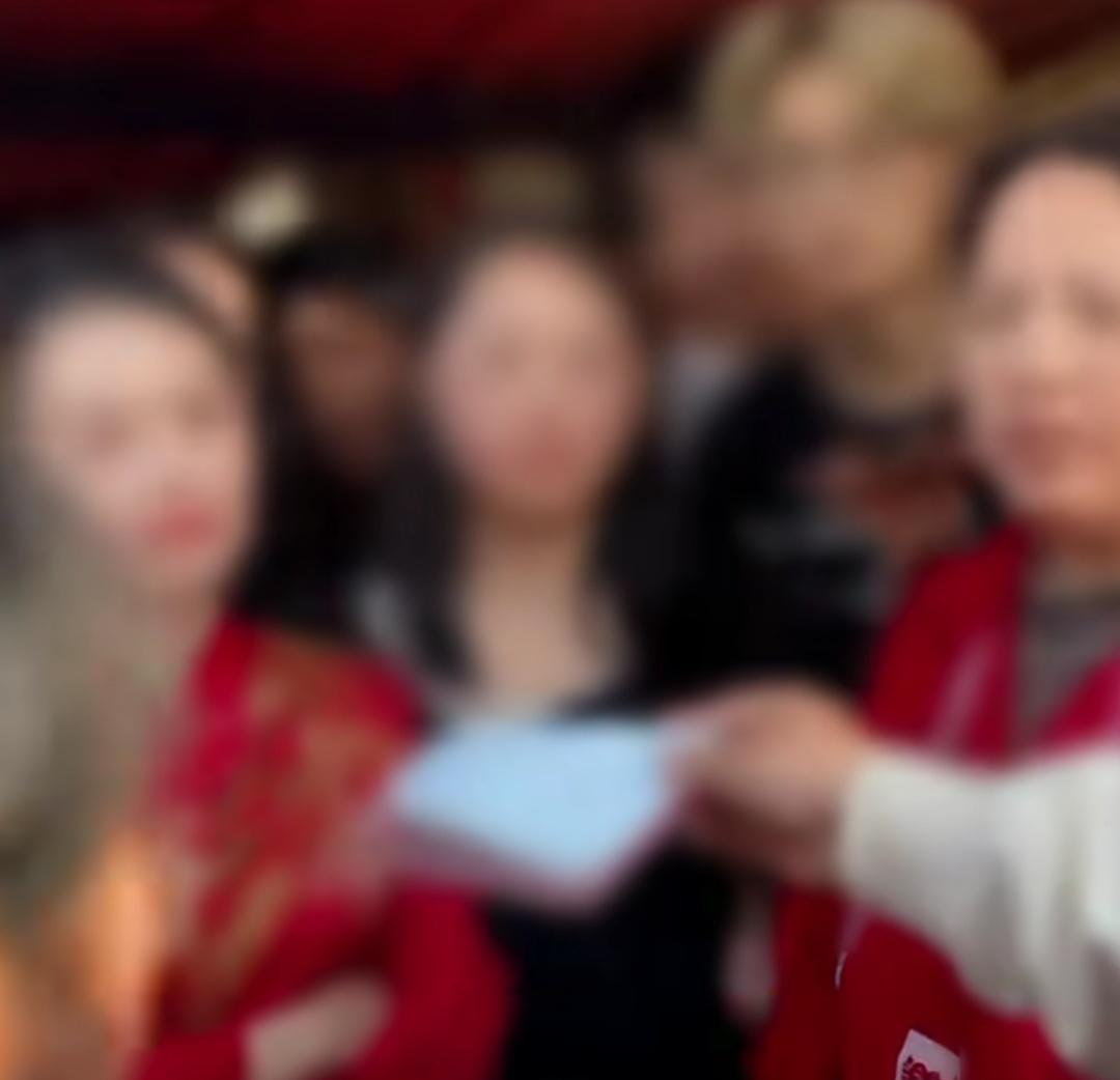 贵州一女子结婚当天被亲弟弟当场逼着撕掉户口本。其亲弟弟当着所有亲朋好友的面拿出户