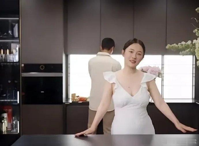 霍思燕是内娱最真实的女明星吧中年身材发福的霍思燕，大方展示小肚子，要知道年轻时