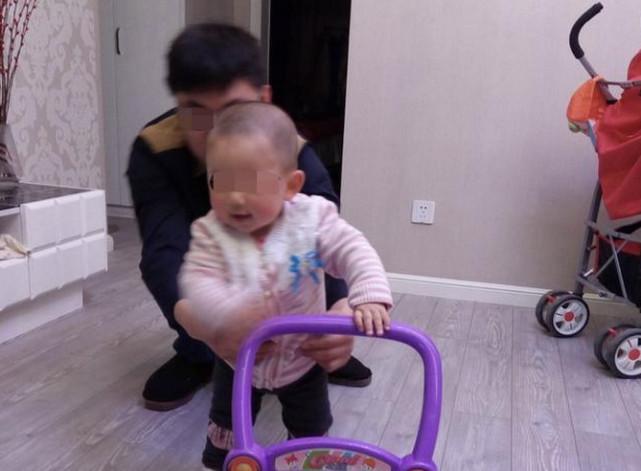 宝爸着急让十个月大的宝宝学习走路, 没想到孩子却要面临截肢, 宝妈听了大怒