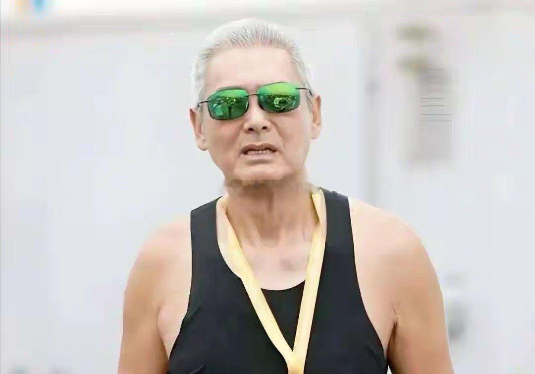 未见捐款，却登台“捞金”！周润发惹争议，网友的解释说得通吗？香港大火后，原定缺席