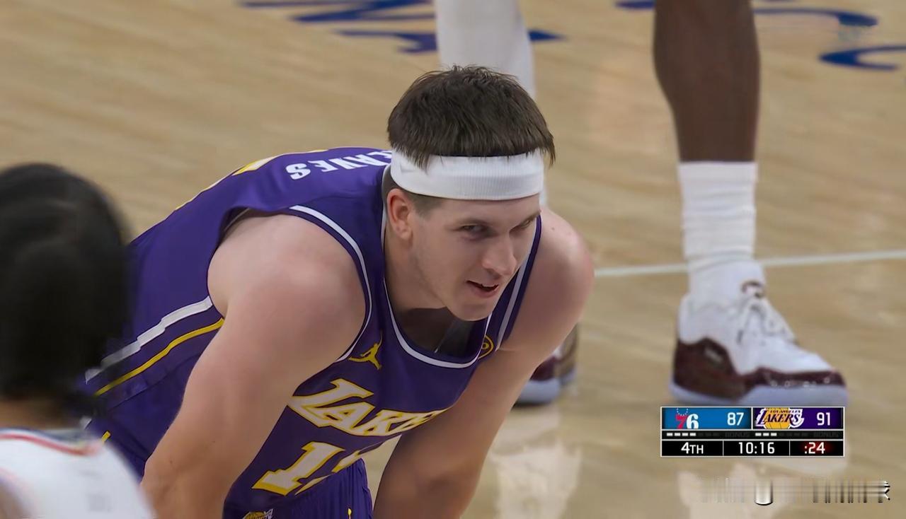 湖人主帅雷迪克真是太会夸人了！在今天湖人主场以119：115击败76人的赛后采访