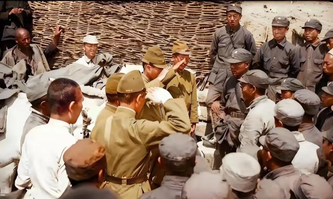 1939年5月，几名日军士兵向王震将军敬礼，这是八路军359旅在上下细腰涧的战斗