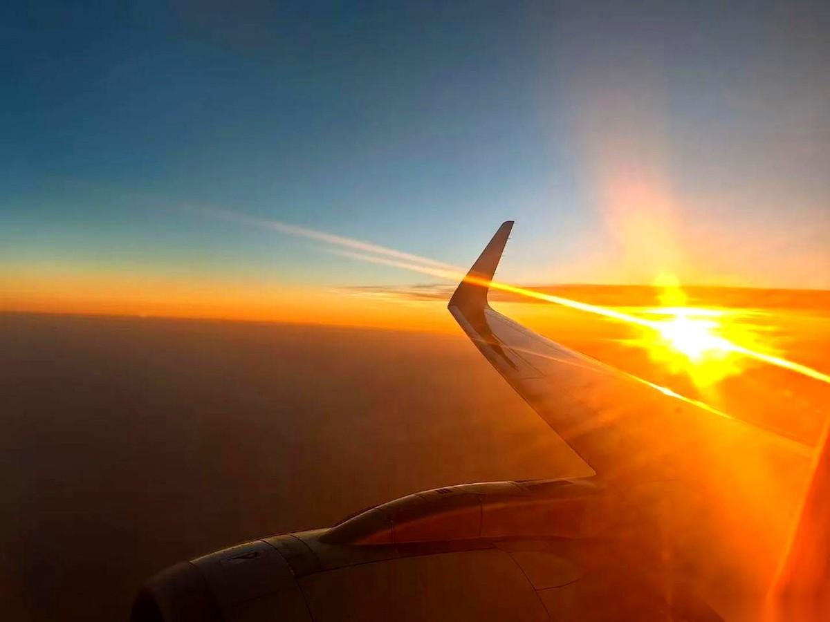 我跟你说个最骚的操作。一边坐着私人飞机环游世界，一边语重心长地劝你要低碳出行。