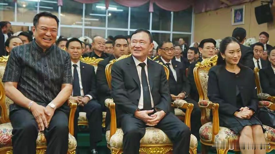 针对近日泰国前总理他信以及佩通坦，塞塔，阿努廷四位前现任总理同框参加活动，有两个