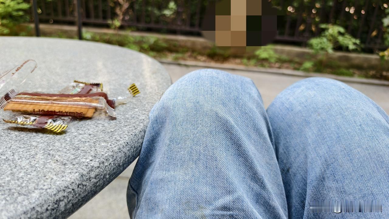 我老公一个有钱的女同学的孩子今天要结婚，他想让我和他一起去参加，我不想去。每