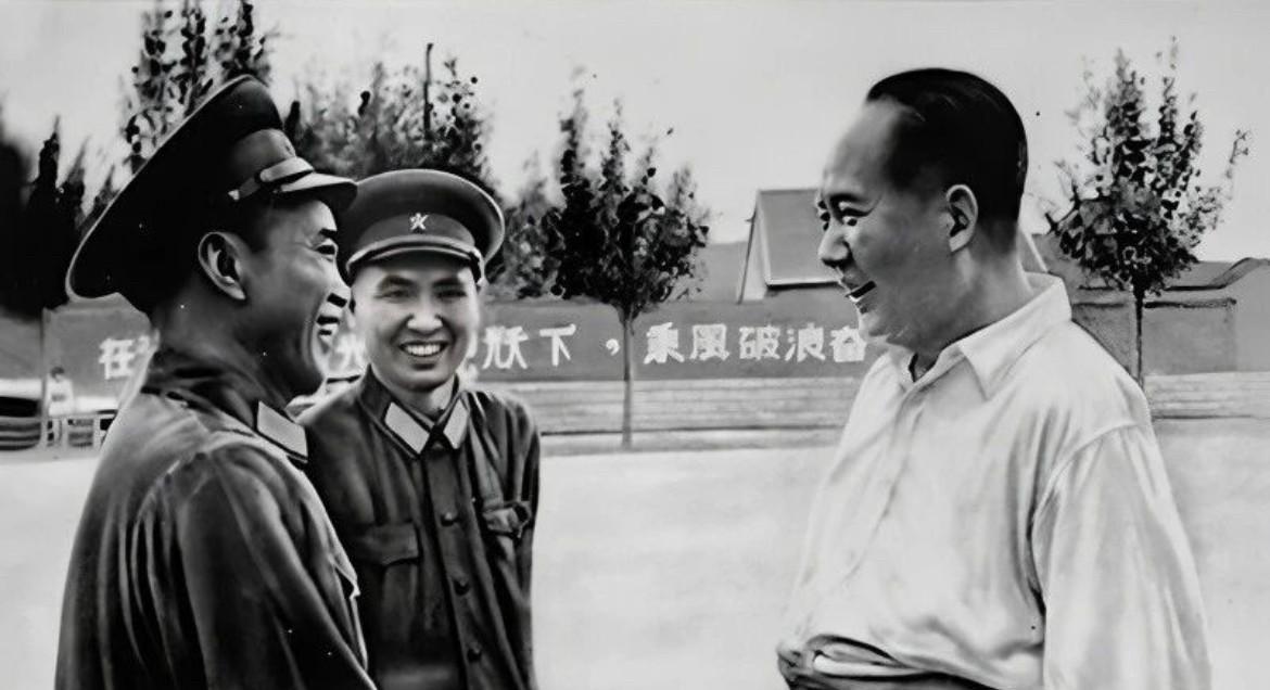 1958年8月9日，毛泽东在济南军区第一次党代会期间单独接见童邱龙（军区政治部副