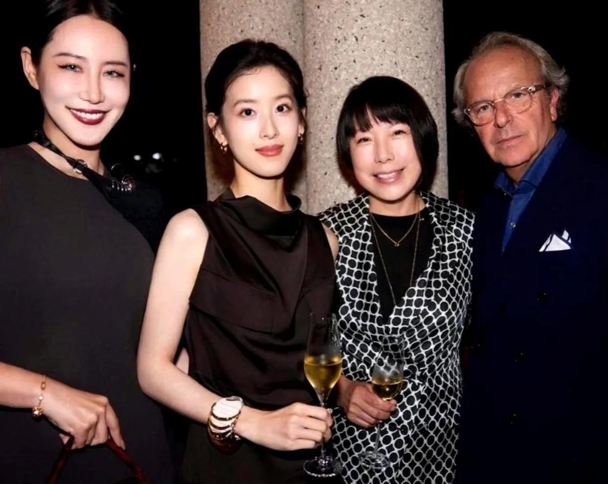 章泽天昨夜出席品牌晚宴直接封神！主持人喊“刘太太”时，她微微摇头轻声纠正：“我