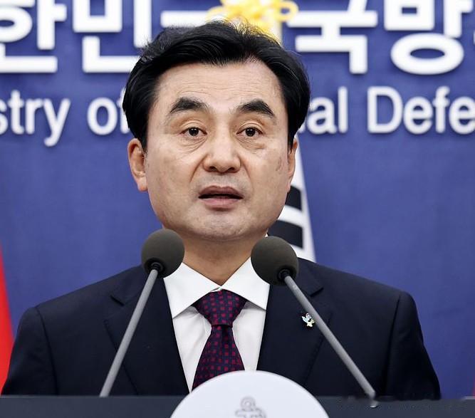 逃兵争议卷土重来！韩国国防部长深陷舆论困境7月9日，韩国国防部长安圭伯再次被