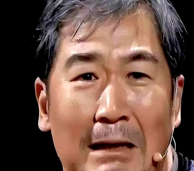 张国立70岁还蹲横店啃10块钱盒饭，儿子张默43岁却在清迈给狗戴钻石项圈——这对