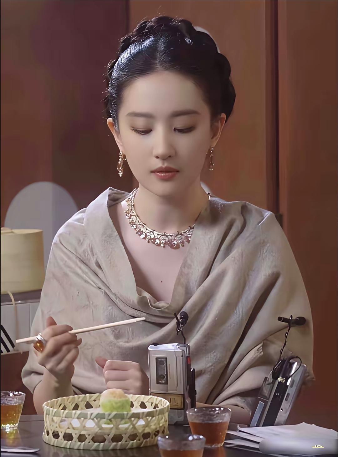 原来刘亦菲在内娱的地位这么高连白玉兰影后和今年靠《生万物》大受好评的杨幂都要给