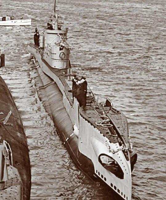 1972年，我国在威海卫海域打捞出一艘潜艇，拆解下908吨钢材，然而，英国首相却