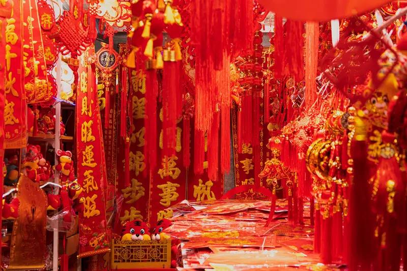 你发现没有？同样是在中国，南北过年完全是两个世界。一边是锣鼓喧天几百人祭祖。一边