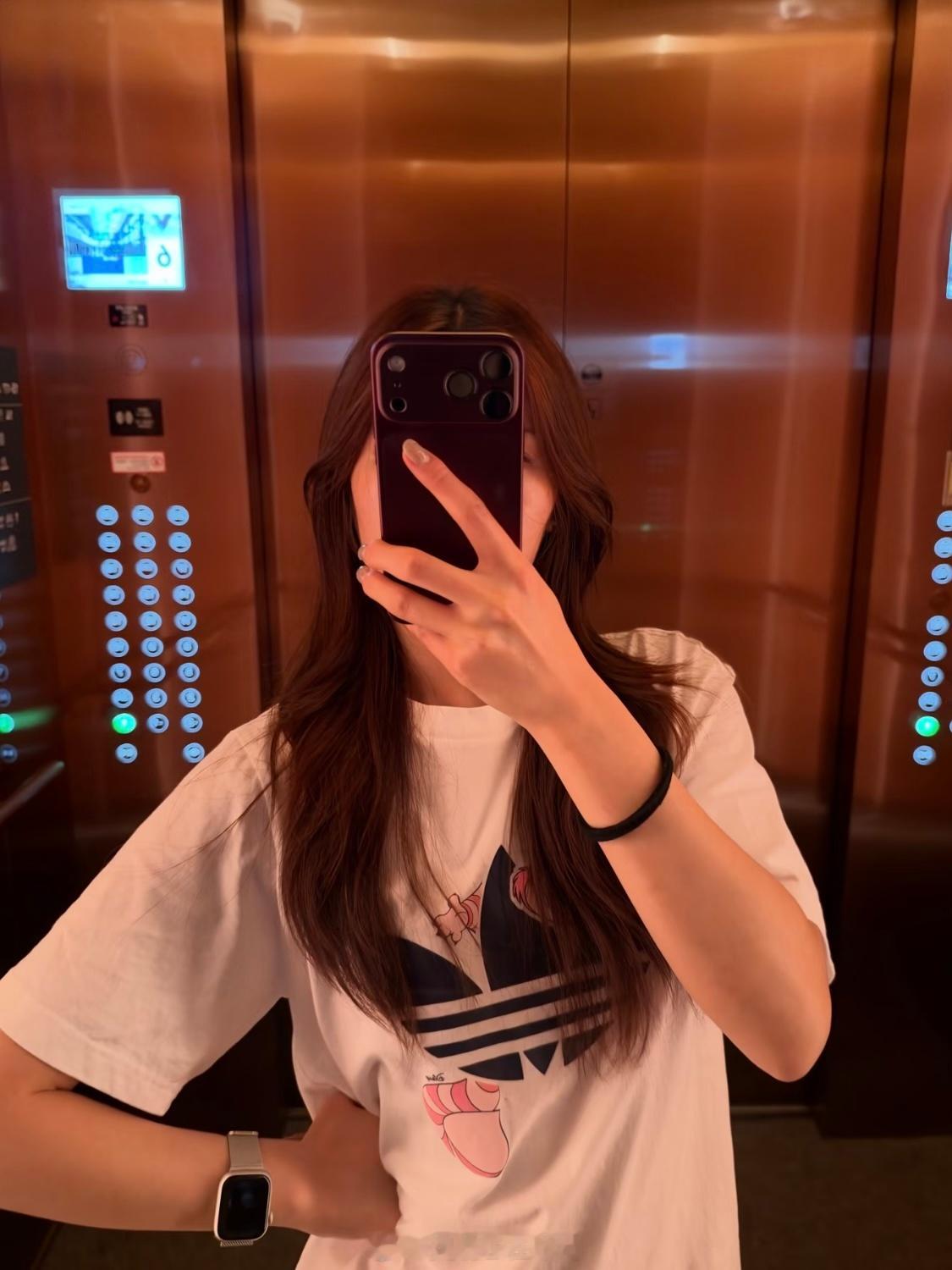 刷到一个好看的小姐姐全款拿下iPhone18ProMax勃艮第红，好开心，