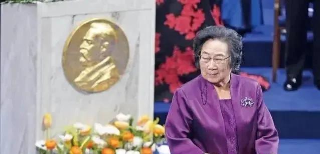 万万没想到呀在海外都被评为院士的屠呦呦，竟然在我国只是个主任，最不服气的一点