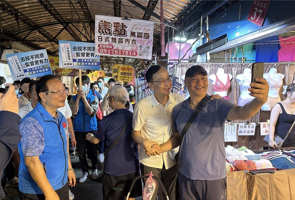 朱立伦赴永安市场扫街：如果林德福都被罢掉“太没天理”为对抗民进党恶罢，国民党主