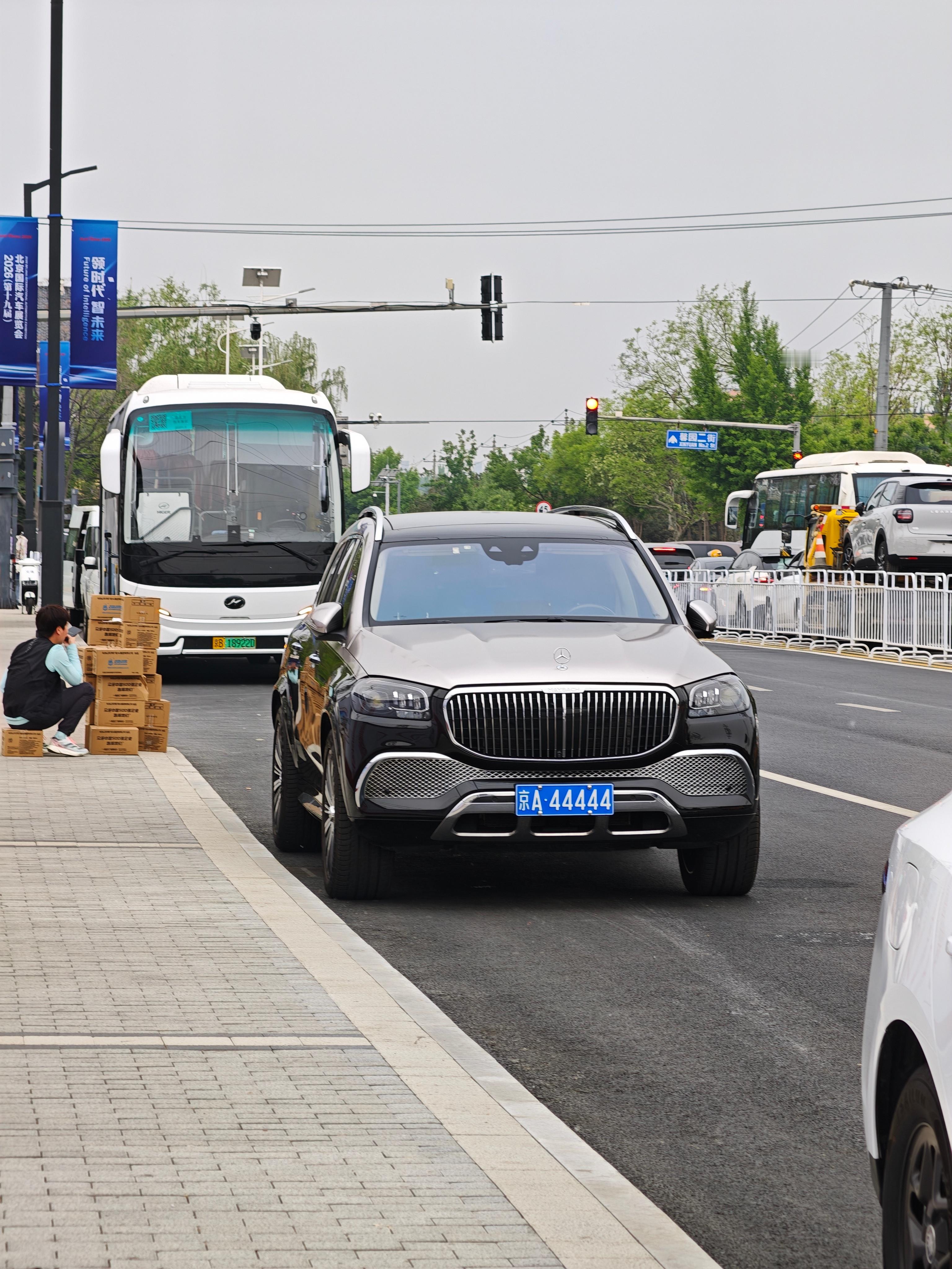 今天在路边看到的真是尊啊