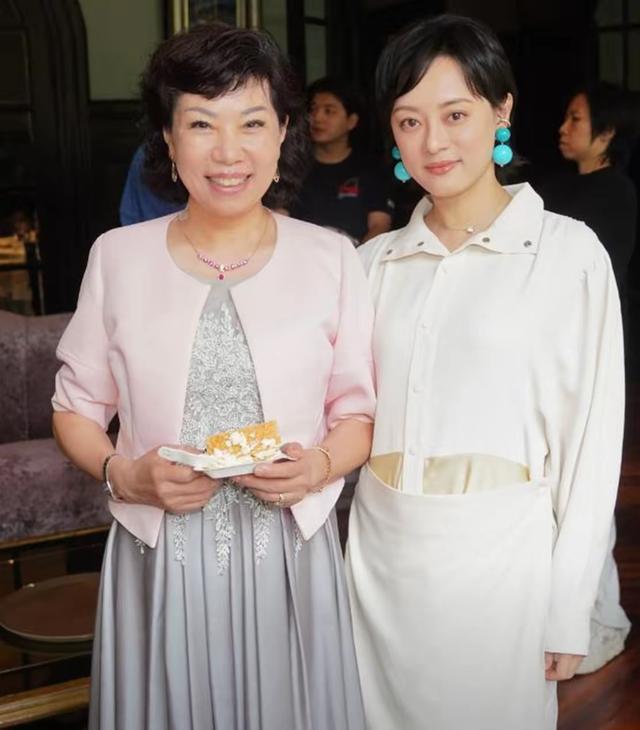孙俪与母亲同框母女俩站在一起好似姐妹花不得不说，孙俪的母亲好显年轻呀状态
