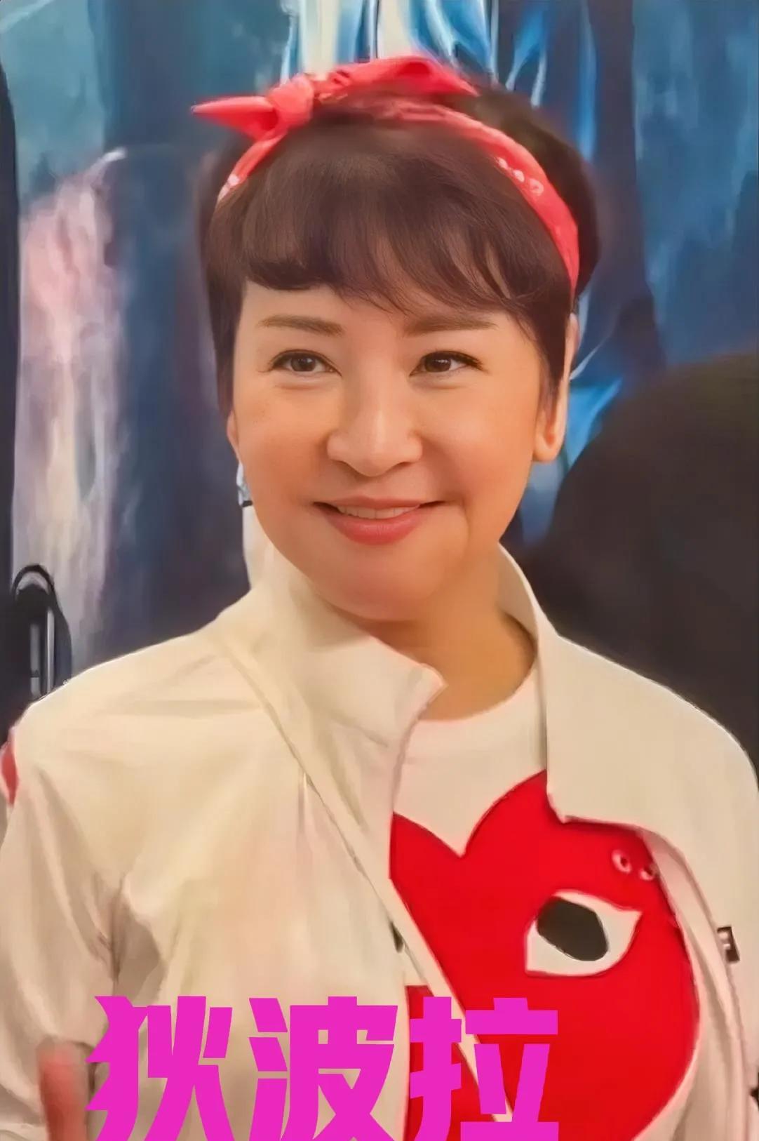 谢霆锋妈妈真是俏皮了一辈子，都74岁了，还喜欢扎一个艳丽的发带，穿衣打扮也是活