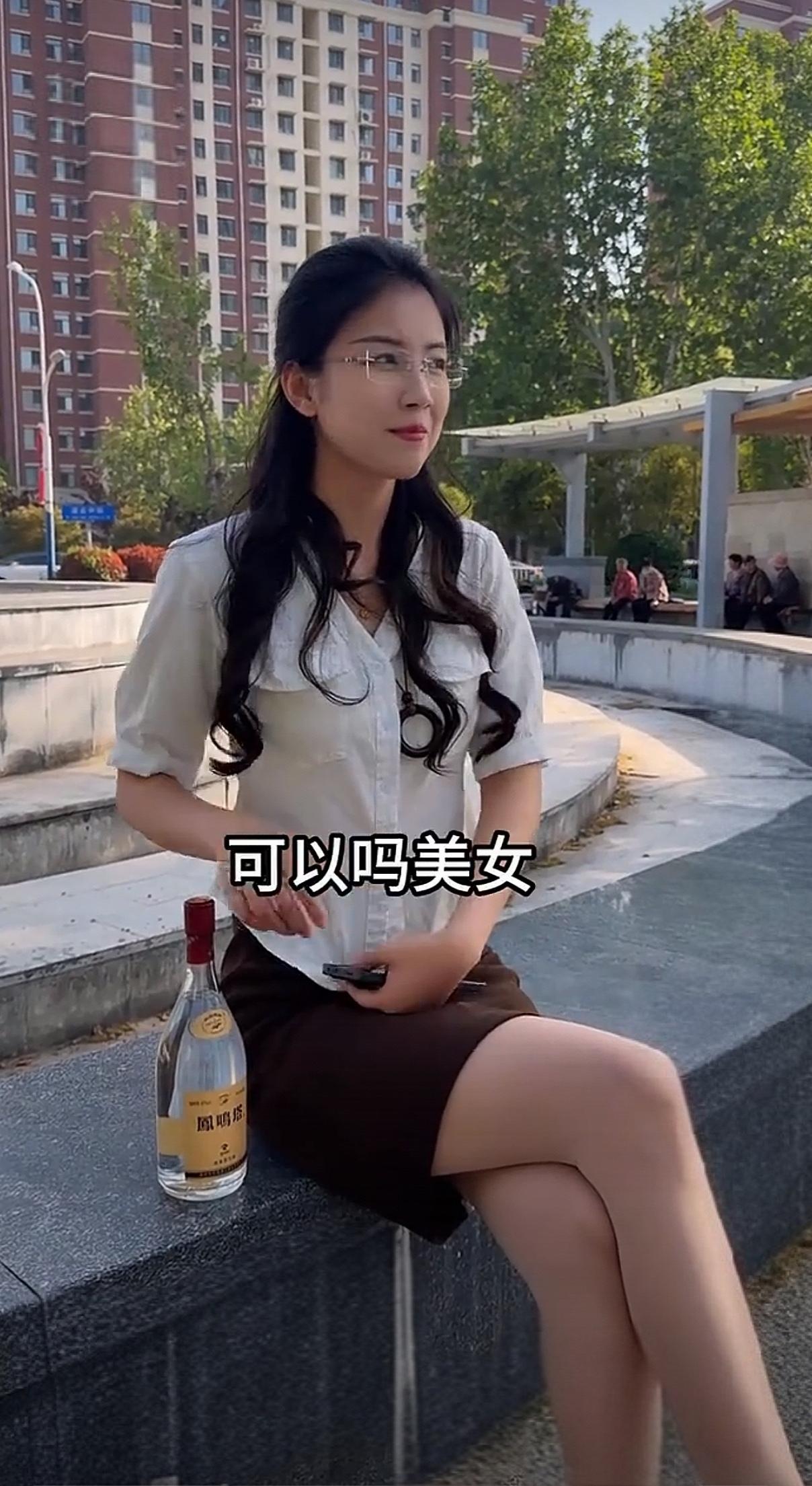 这样的美女坐在你身边，你敢去向她要手机吗？