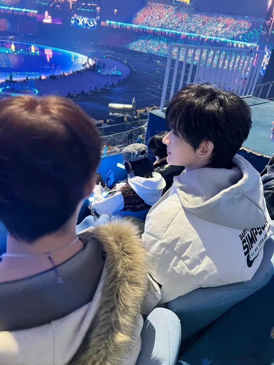 在张杰演唱会偶遇余宇涵现场撞见余宇涵来看演唱会，安安静静听歌跟着晃荧光棒，没想