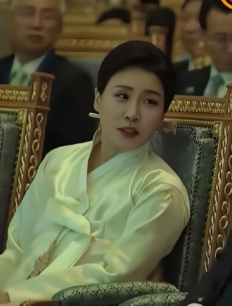 李在明夫人出圈了李在明夫人金惠景（김혜경）确实彻底出圈，从韩国火到中韩全网，