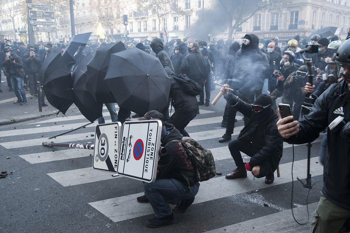 美国抛弃乌克兰了？上千美军大规模撤退，泽连斯基赶紧喊话美国：让中国出手助乌停战！