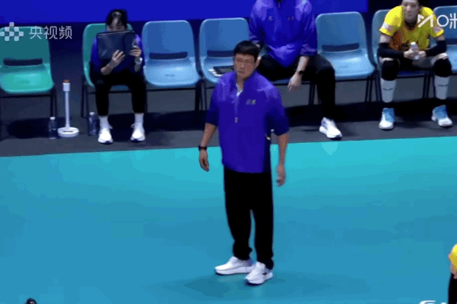 莎莎自己把自己逗笑了😂赛后的新闻采访，莎莎说，明天可以好好休息一天了，然后