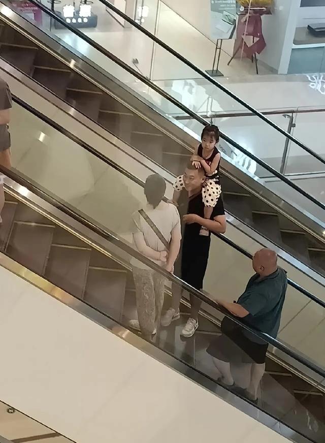 天津天河城有人在商场里插队、放任孩子乱跑，被劝还回怼“我又没犯法”。现在有些人把