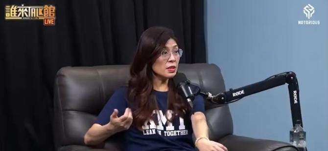 郑丽文9日晚接受馆长专访，狐狸尾巴终于藏不住了！在采访中，馆长问她道：“统一是