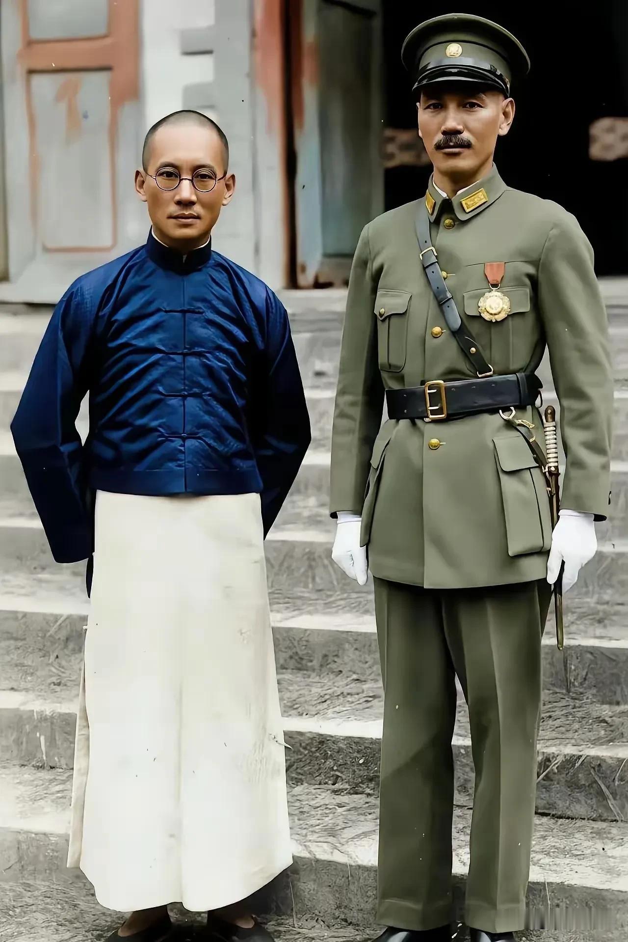 这是1930年，昆明，龙云和蒋介石的照片。蒋介石当时43岁、龙云当时46岁。蒋