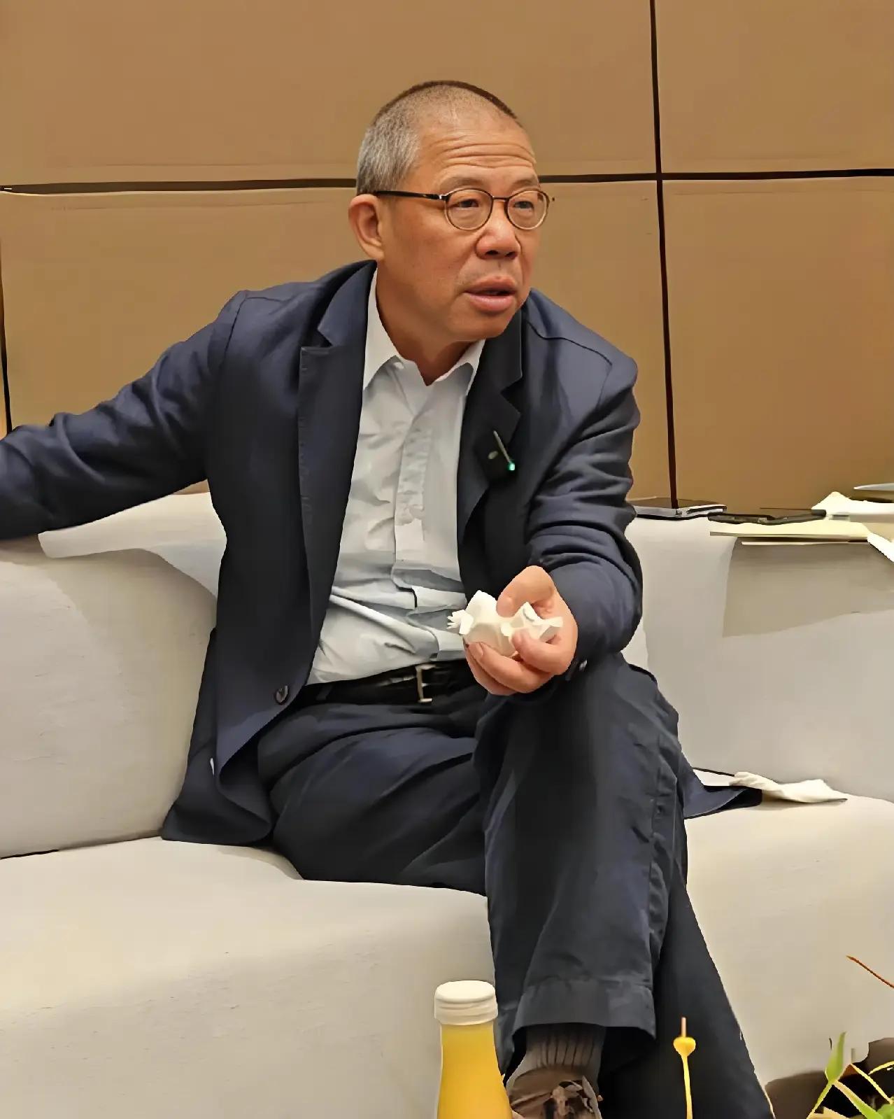 钟睒睒这番话，杀伤力真不小！央视《对话》上一句"必须限制平台权力"，直接让电商