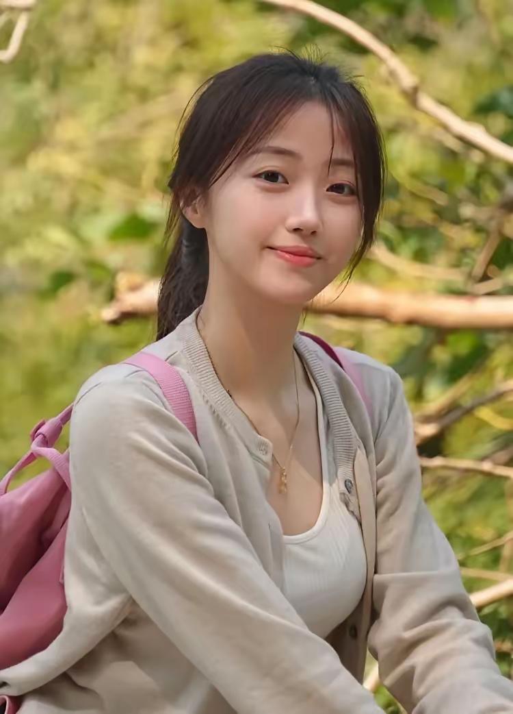 阳光下的微笑，青春的气息扑面而来！🌞😊